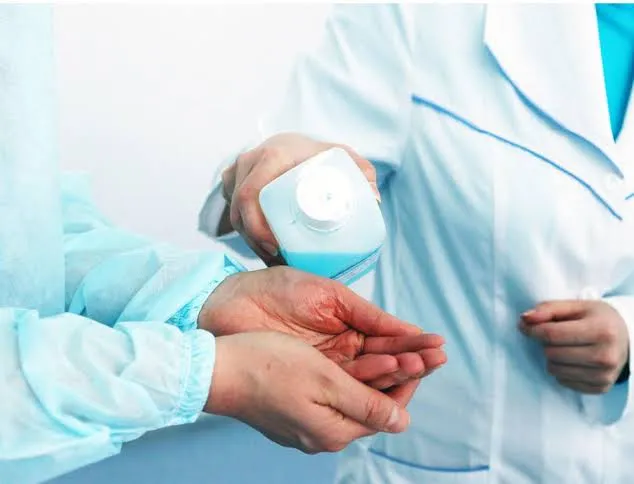 الفرق بين المطهر والمعقم: أيهما يناسب منشأتك؟